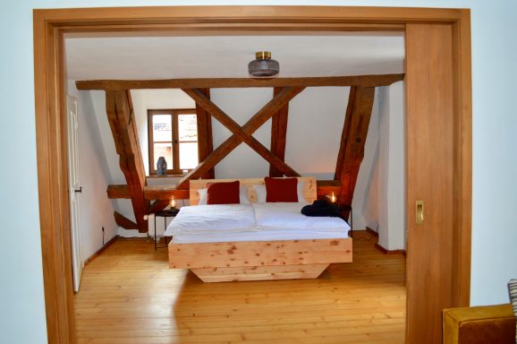 Schlafzimmer OG mit Zirbenholzbett